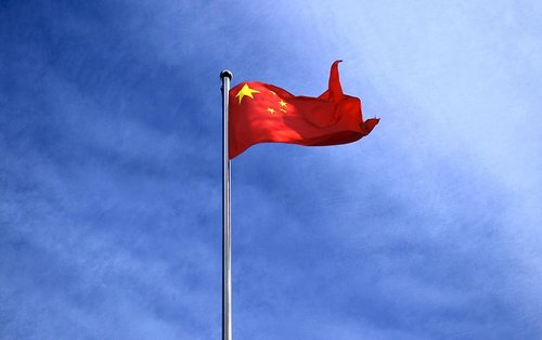 Chinesische Flagge am blauen Himmel 