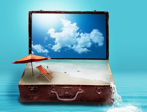Bild eines Laptops als Urlaubskoffer  - zum Blogbeitrag: Sommerzeit ist Urlaubszeit: Worauf Arbeitgeber beim Thema Urlaub achten sollten – auch, um finanzielle Risiken zu vermeiden