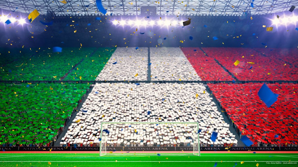 zuschauertribuene in italienscher Landesfarbe