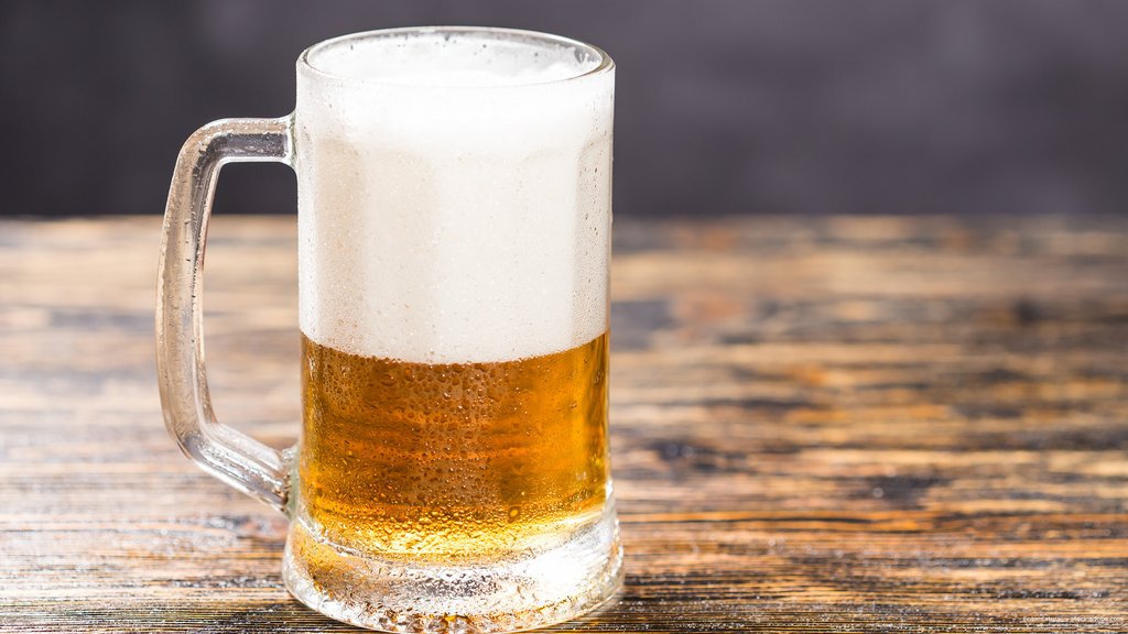gefülltes bierglas