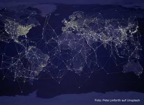 Erde mit Netzwerk bei Nacht - zum Blogbeitrag: Sanierung ohne Grenzen