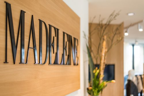 Holzschild mit Logo Madeleine - zum Blogbeitrag: Marke und Onlineshop von MADELEINE künftig unter dem Dach der GOLDNER Fashion-Gruppe