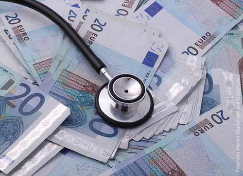 Geldscheine mit Stethoskop - zum Blogbeitrag: Insolvenzantragspflicht: Wie Unternehmen sicherstellen, zwölf Monate durchfinanziert zu sein und eine mögliche Überschuldung feststellen