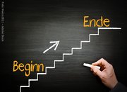 Treppe mit den Worten Beginn und Ende