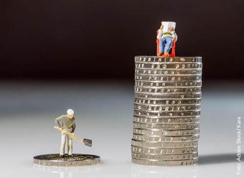 Zwei Stapel Geldmünzen mit Spielfiguren oben auf - zum Blogbeitrag: Von existenzieller Bedeutung: Handlungsbedarf für Unternehmen bei den Pensionsverpflichtungen