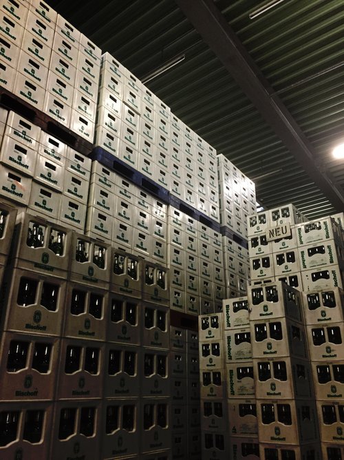Bierkästen der Brauerei Bischoff - zum Blogbeitrag: Privatbrauerei Bischoff: Betrieb ist eingestellt – Notwendige Investitionen für potentielle Investoren zu hoch