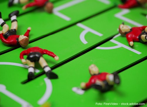 umgefallene Spielfiguren bei Tischkicker - zum Blogbeitrag: Finanzielle Schieflage und Insolvenzen von Sportvereinen: Die Ausnahme droht zur Regel zu werden