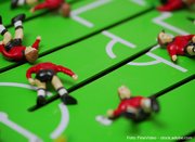 umgefallene Spielfiguren bei Tischkicker