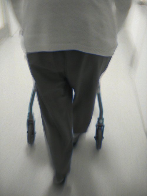 Älterer Mensch mit Rollator - zum Blogbeitrag: Wirtschaftliche Neuaufstellung kommt voran – HANSA-Gruppe setzt Sanierungsverfahren planmäßig in eigener Regie fort