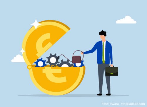 mann giesst euromünze mit giesskanne - zum Blogbeitrag: Wie das StaRUG mittelständischen Unternehmen bei der Sanierung ohne Insolvenz helfen kann