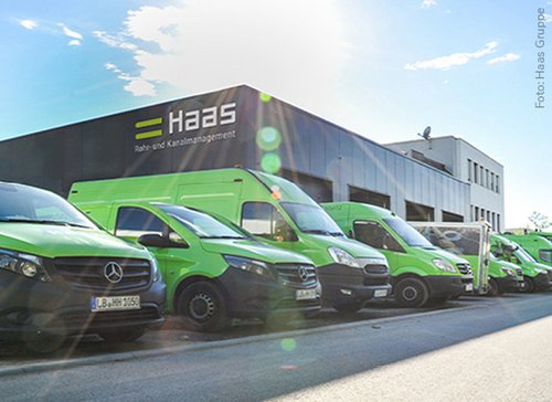 Grüne Fahrzeuge der Haas-Gruppe vor dem Firmengebäude - zum Blogbeitrag: Haas-Gruppe: Neuaufstellung des Spezialisten für die Reinigung oder Sanierung von Rohren und Kanälen abgeschlossen