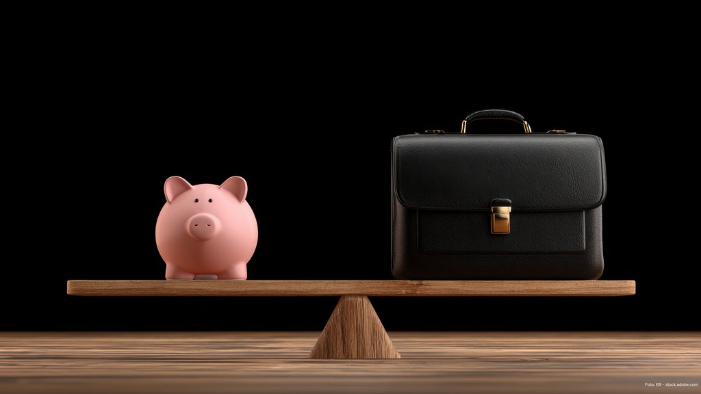 Sparschwein und Aktenkoffer auf einer Waage