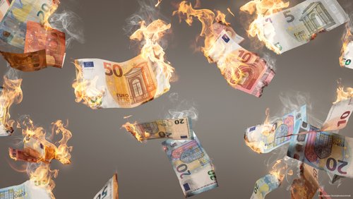 Brennende Geldscheine - zum Blogbeitrag: Kreditrisiken frühzeitig und proaktiv begegnen