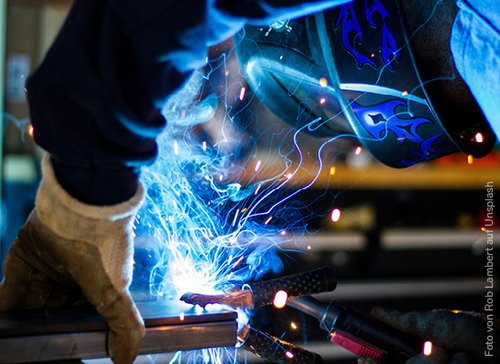 Mann der schweißt - zum Blogbeitrag: Villing Technologie: Geschäftsbetrieb des Stahl-Spezialisten läuft in der Sanierung in vollem Umfang weiter