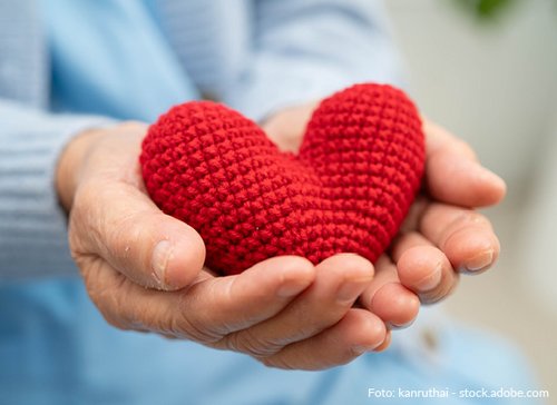 in den Händen liegenden Herz aus Wolle - zum Blogbeitrag: Hauskrankenpflege Brabandt in Chemnitz und Limbach-Oberfrohna: Übernahme zum 1. Februar sichert Fortbestand