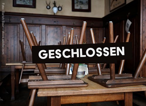 Stühle auf dem Tisch, Schriftzug "geschlossen" - zum Blogbeitrag: Krise in der Gastronomiebranche: Appetit holt man sich woanders, gegessen wird zuhause