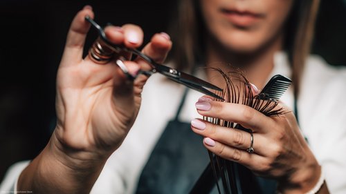 Frau schneidet Haare - zum Blogbeitrag: Wolfsburger Friseursalon Schnittpunkt: Übernahme- und Fortführungslösung mit erfahrener Friseurmeisterin gefunden