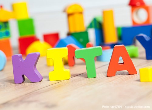 Bunte Buchstabenklötze bilden das Wort Kita - zum Blogbeitrag: Königstein im Taunus: Vorläufiger Insolvenzverwalter prüft die Sanierungsmöglichkeiten der Kindertagesstätte Lila Launehof 