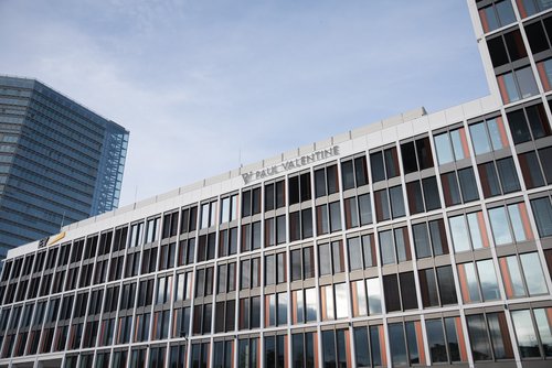 Der Paul-Valentine-Schriftzug auf einem Gebäude in Mannheim - zum Blogbeitrag: Paul Valentine: Insolvenzverwalter findet Übernehmer für den Online-Uhren- und Schmuckhändler