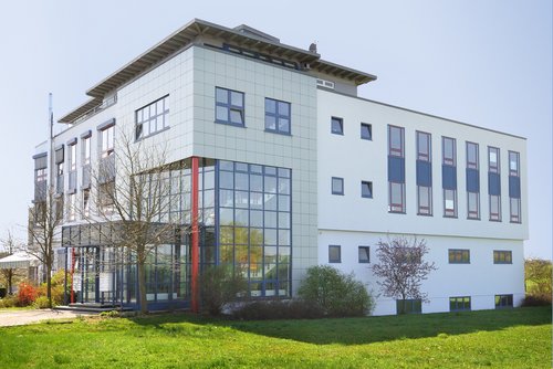 Weißes Gebäude - zum Blogbeitrag: Ingenieurbüro für Maschinenbau Knöll strebt Neuaufstellung im Insolvenzverfahren an