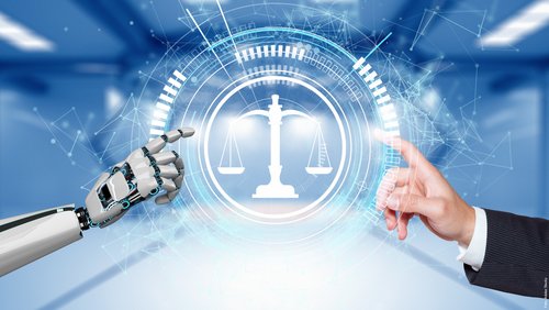 Roboterhand und Menschenhand zeigen auf eine virtuelle Waage - zum Blogbeitrag: Die Zukunft des Insolvenzverfahrens