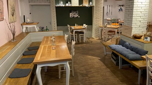Raum mit Inventar - zum Blogbeitrag: Restaurant Die Linse (Krebsmühle Oberursel): Geordneter Übergang auf einen neuen Pächter bis Anfang April angestrebt