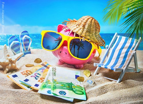 Sparschwein am Strand - zum Blogbeitrag: Urlaubsgeld & Co in der Insolvenz: Worauf Arbeitgeber und Arbeitnehmer achten sollten