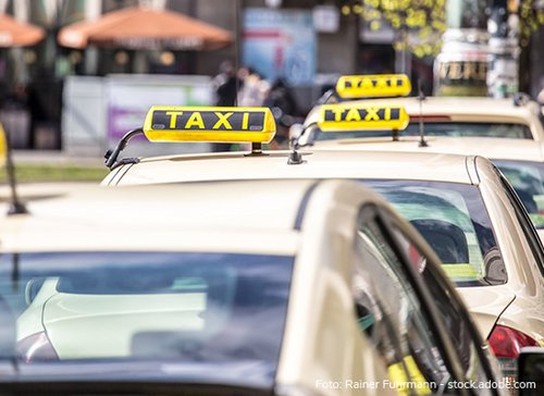 Hintereinander fahrende Taxi - zum Blogbeitrag: Übernahmelösung für Clever Car in Erfurt sichert Fortbestand und Arbeitsplätze