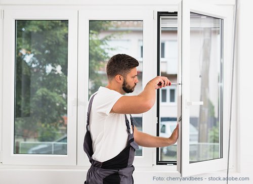 Handwerker mit Schraubenzieher am Fensterrahmen - zum Blogbeitrag: Höhbauer GmbH: vorläufiger Insolvenzverwalter prüft Sanierungsoptionen