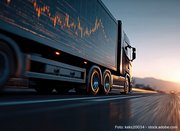 LKW fährt bei Abenddämmerung auf der Straße