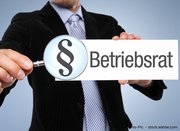 Anwalt mit Paragraphenlupe und dem Wort Betriebsrat