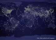 Erde mit Netzwerk bei Nacht