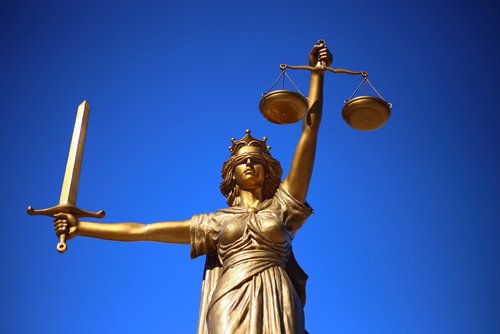Goldene Statue - zum Blogbeitrag: Insolvenzverwalter der Unionmatex Industrieanlagen GmbH setzt Schadenersatzforderung gegen Turkmenistan erfolgreich im Schiedsgerichtsverfahren durch