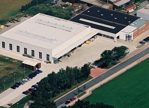 Luftaufnahme vom Firmengelände Herma Train - zum Blogbeitrag: HERMA Train Components: Komponenten-Spezialist für Schienenfahrzeuge stellt sich in eigener Regie neu auf