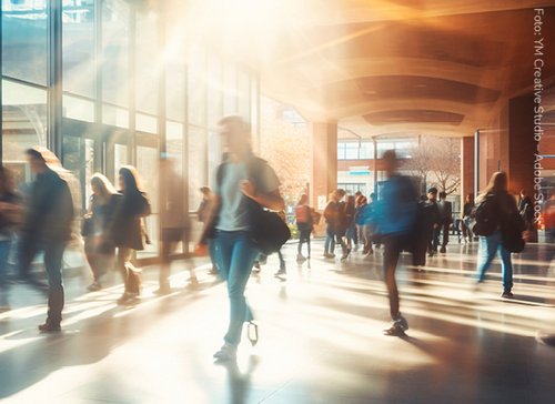 Studenten laufen in einer Hochschule - zum Blogbeitrag: NESTOR Bildungsinstitut stellt sich mit Schultze & Braun neu auf