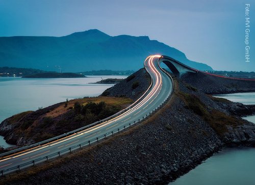 Landschaft mit Autobahn - zum Blogbeitrag: Keine Investorenlösung für MVI Group Wolfsburg: IT- und Engineering-Dienstleister muss kontrolliert heruntergefahren werden