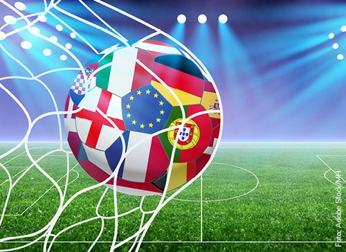 Fußballfeld mit fliegendem Ball - zum Blogbeitrag: Harmonisierung der Insolvenzrechte: EU-Richtlinie mit Diskussionsbedarf