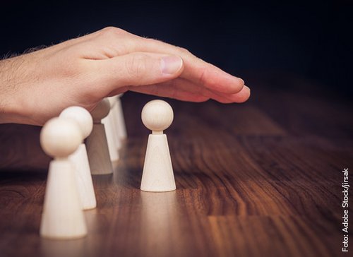 Spielmännchen mit einer Hand darüber - zum Blogbeitrag: Wenn kein Weg an der Trennung vorbeiführt