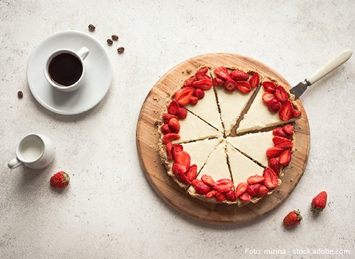 Angeschnittene Torte mit Kaffee - zum Blogbeitrag: Aktionäre in der Insolvenz: Schadensersatzansprüche sind keine Insolvenzforderungen