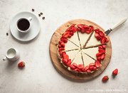 Angeschnittene Torte mit Kaffee