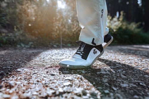 Schwarz-weiße Herrenturnschuhe mit heller Hose  - zum Blogbeitrag: Weltbild D2C Group übernimmt Barfußschuh-Spezialisten EOD mit der Schuhmarke Groundies