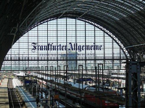 Bahnhofbildausschnitt mit dem Schriftzug Frankfurter Allgemeine Zeitung für Deutschland - zum Blogbeitrag: Frankfurter Sicherheitsspezialist Starline: Insolvenzverwalter schafft Fortführungslösung und erhält alle rund 90 Arbeitsplätze