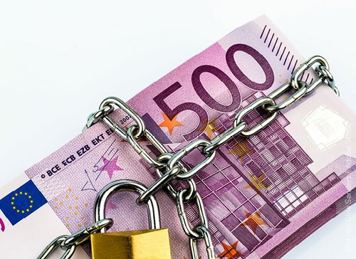 500 Euroschein mit Kettenschloss gesichert - zum Blogbeitrag: Internationaler Vermögensarrest und Schadenersatz: Recht haben – Geld bekommen