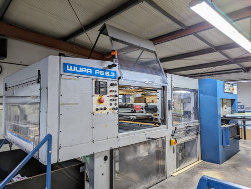 Eine große Anlage in grau und blau steht in einer Fabrikhalle. - zum Blogbeitrag: Geschäftsbetrieb des Displayherstellers pod GmbH läuft in vollem Umfang weiter