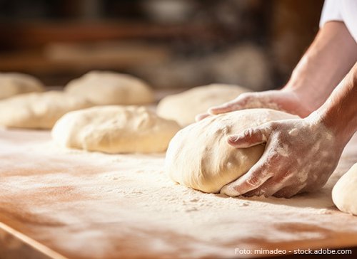 Brotteiglinge werden geknetet - zum Blogbeitrag: Bäckerei Messing: Sanierungsoptionen für Bergaer Bäckerei- und Konditoreibetrieb werden geprüft