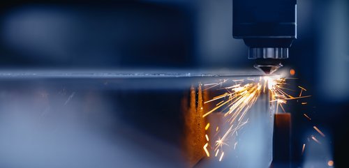 Maschine bearbeitet eine Platte  - zum Blogbeitrag: Fichter Maschinen GmbH stellt Insolvenzantrag – Suche nach Investor wird zeitnah gestartet