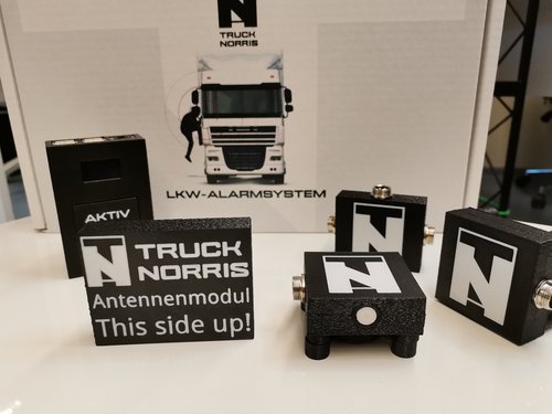 Verschiedene Utensilien von Truck Nurris LKW Alarmsystem - zum Blogbeitrag: Magdeburger AIoT-Startup gerettet: Infinite AI Audio GmbH übernimmt Geschäftsbetrieb von Infinite Devices GmbH