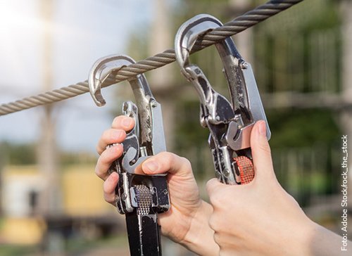 Absicherung mit zwei Karabiner am Drahtseil - zum Blogbeitrag: In der Krise auf Nummer Sicher gehen