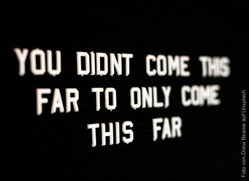 Schwarzer Hintergrund mit weißen Schriftzug " You didn't come this far to only come this far" - zum Blogbeitrag: Wirtschaftliche Schieflage: Krisenanzeichen frühzeitig erkennen