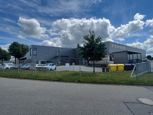 Firmengelände von Sternberg mit parkenden Autos - zum Blogbeitrag: Schraubenfabrik Sternberg: Sanierung des vor über 100 Jahren gegründeten Unternehmens steht kurz vor dem Abschluss